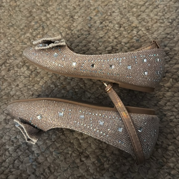 Tahari Gold Dress Shoes with Elegant Bow - Picture 5 of 7